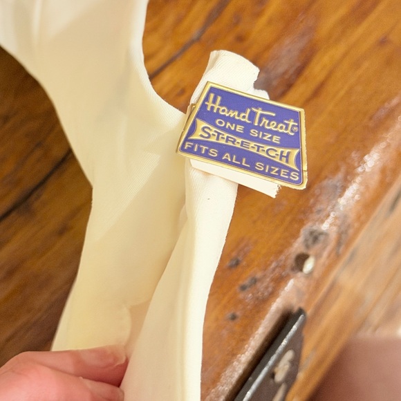 Vintage White Gloves In Original Bag (set of 2) - Picture 6 of 6